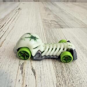 Mattel Hot Wheels Skull Crusher 2009 Glow In the Dark Skeleton Car Halloween